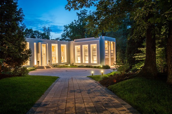 a view of a house with backyard and garden