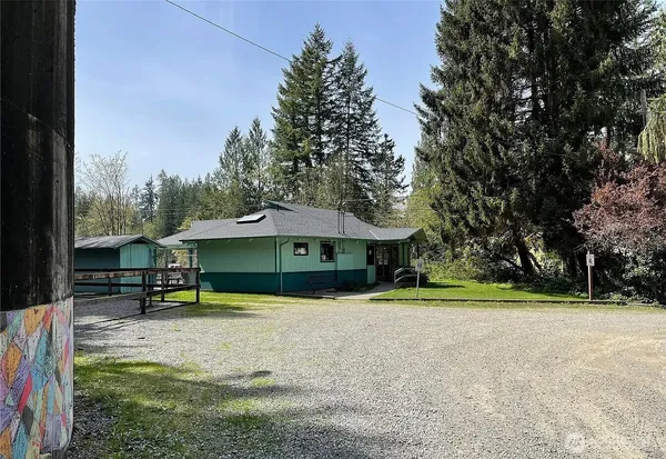 a view of a house with a yard