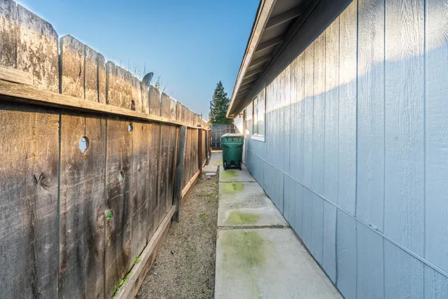 a view of a backyard