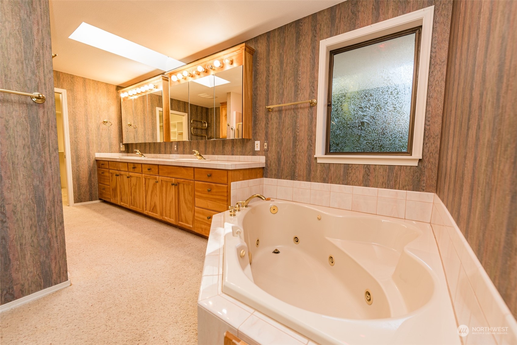 653 Brigadoon Boulevard Sequim, WA 98382 - Photo 19 of 40 a bathroom with a bathtub and a sink