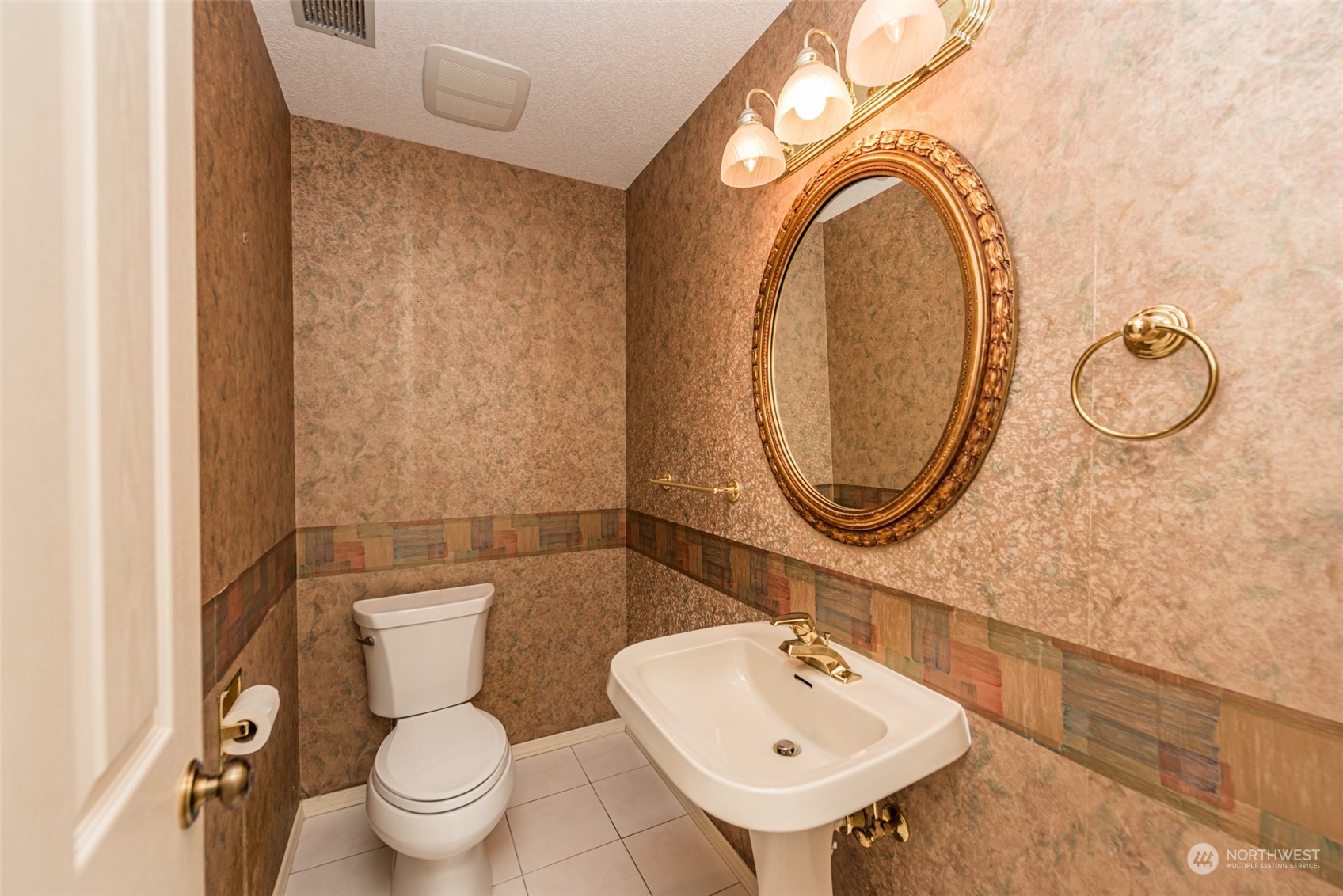 653 Brigadoon Boulevard Sequim, WA 98382 - Photo 24 of 40 a bathroom with a toilet sink and mirror