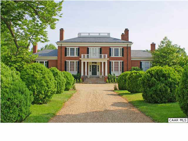 a black and white photo of a building
