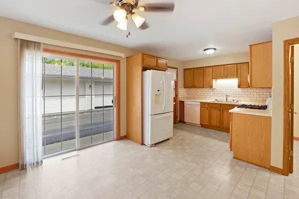 $289,900 | 449 West Wisconsin Avenue, Unit 9, Oconomowoc, WI 53066