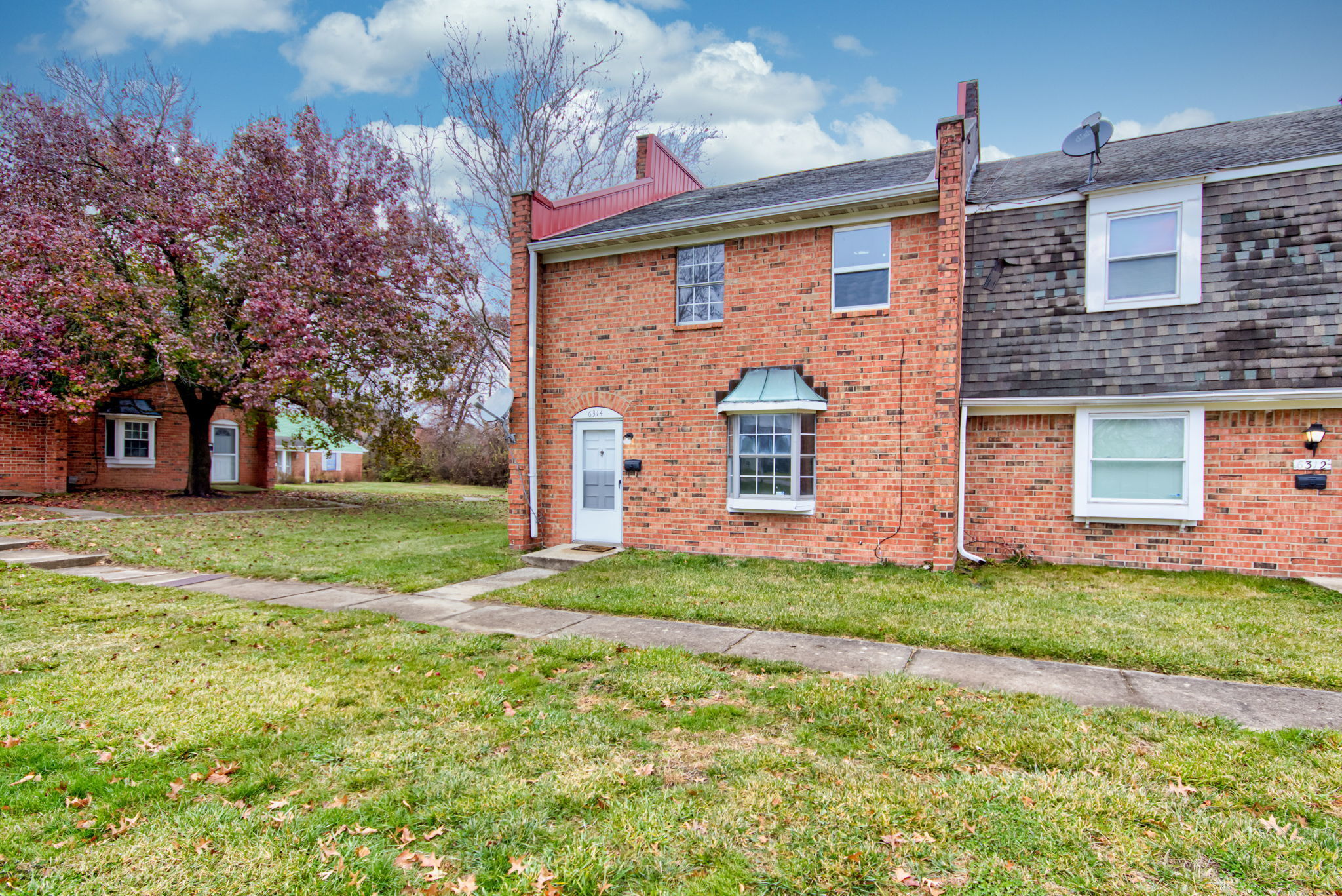 6314 Commons Drive Indianapolis, IN 46254 - Photo 2 of 28