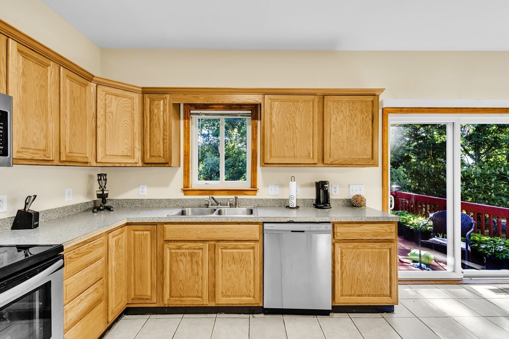 21 Arrowsic Street Worcester, MA 01606 - Photo 7 of 25