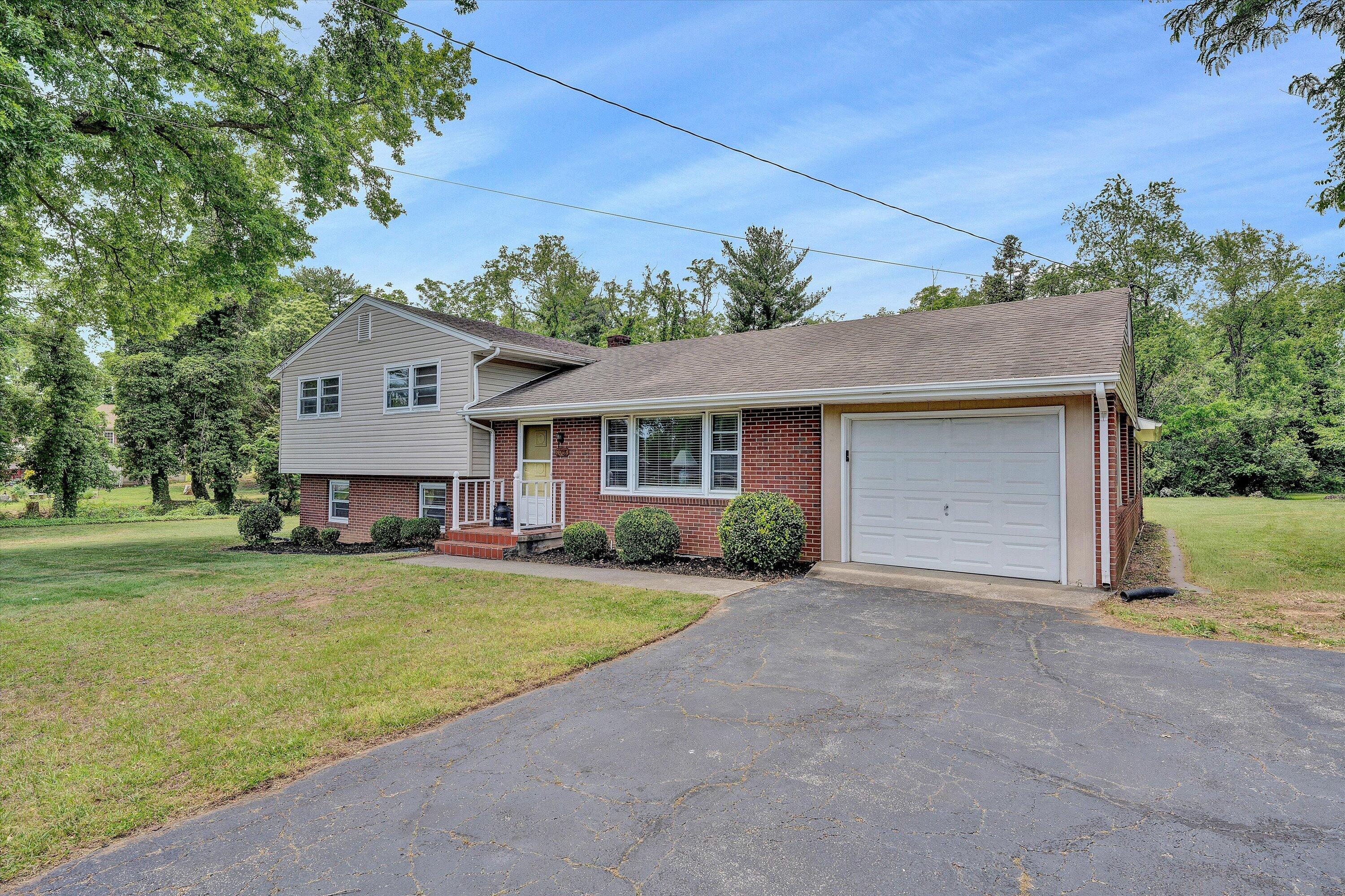 7008 Goff Road Roanoke, VA 24019 - Photo 2 of 38 02-DSC00298