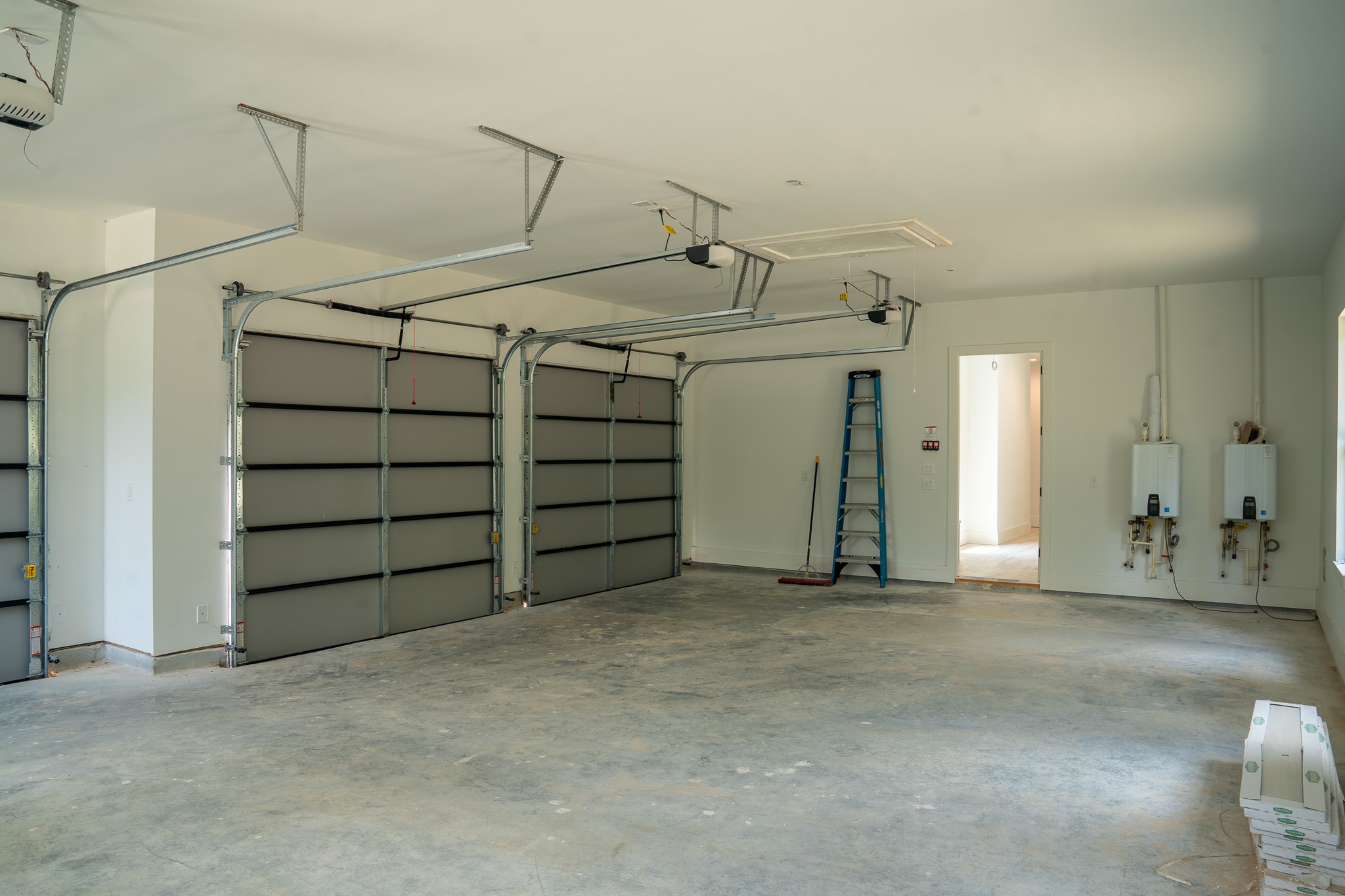 343 Sundog Road Huntsville, TX 77340 - Photo 31 of 37 Oversized 3-car garage.