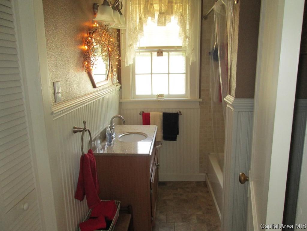 820 Edgehill Road Jacksonville, IL 62650 - Photo 14 of 22 Gallery Image 14