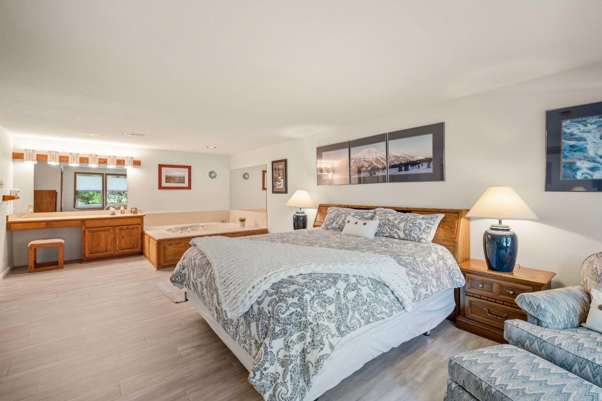 57305 Beaver Ridge Loop, Unit 8 Sunriver, OR 97707 - Photo 18 of 25 a bed room with bed and a couch