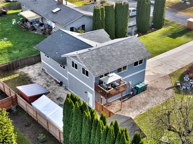a view of a backyard