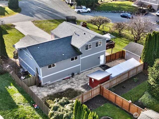 a view of a backyard