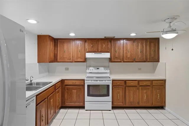 $2,200 | 7556 Stirling Road, Unit 124, Hollywood, FL 33024