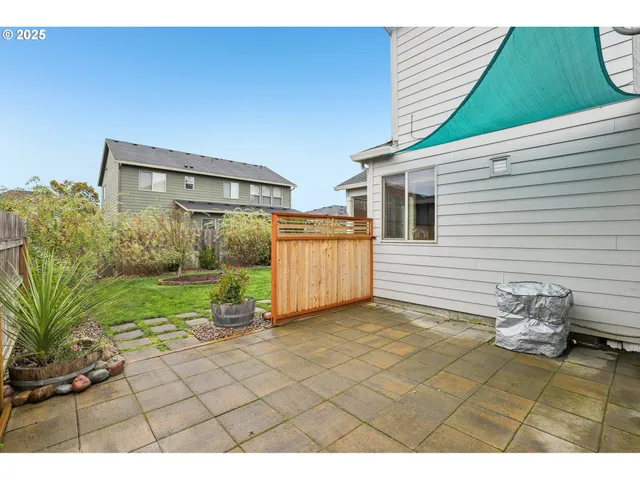 a view of a backyard