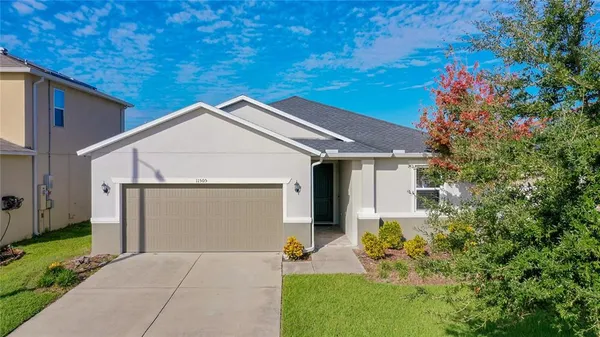 a view of backyard of the house