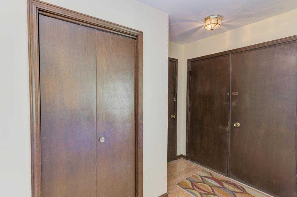 8017 Sawyer Road Darien, IL 60561 - Photo 4 of 35