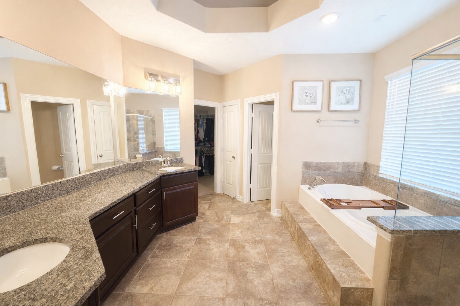 111 Meadow Ridge Way Clute, TX 77531 - Photo 11 of 17 Unwind in the soothing jetted tub.
