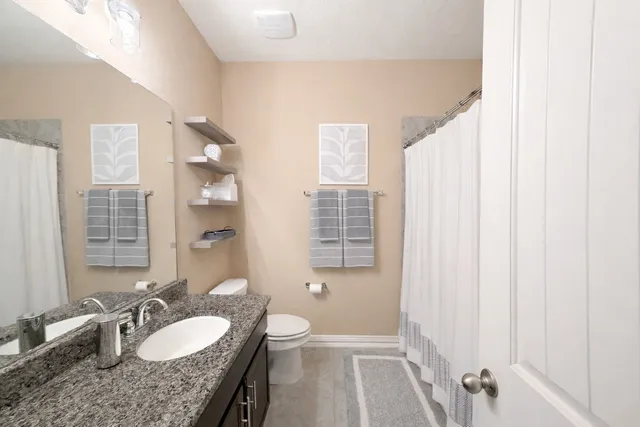 $2,600 | 111 Meadow Ridge Way, Clute, TX 77531