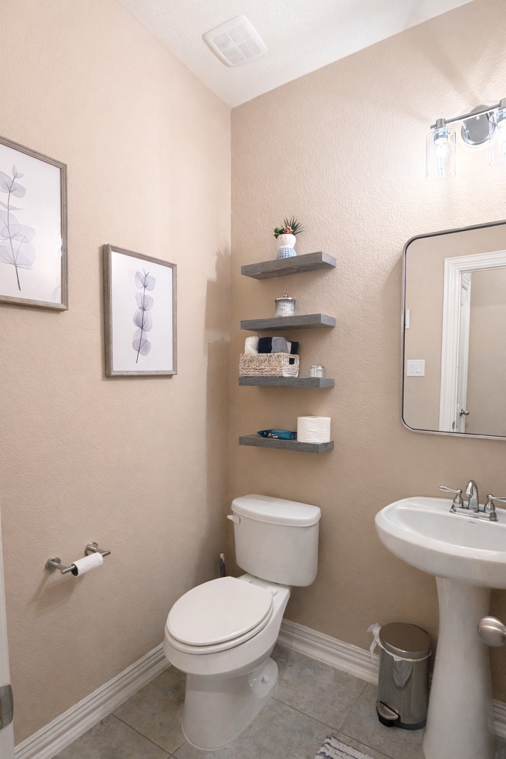 111 Meadow Ridge Way Clute, TX 77531 - Photo 15 of 17 Convenient guest half bath.