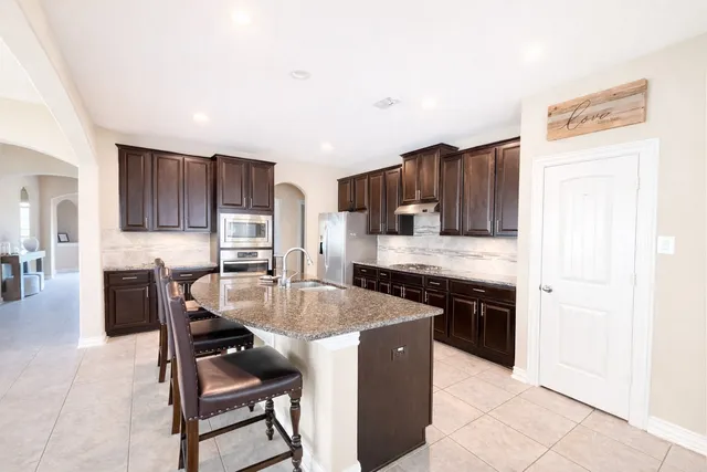 $2,600 | 111 Meadow Ridge Way, Clute, TX 77531