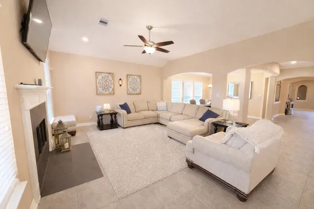 $2,600 | 111 Meadow Ridge Way, Clute, TX 77531