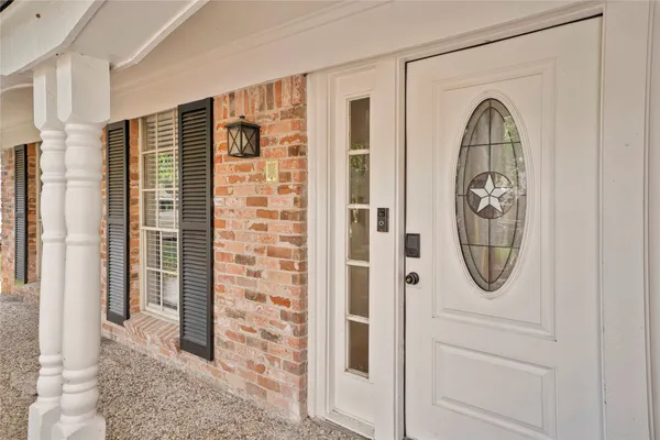 a view of a livingroom with windows