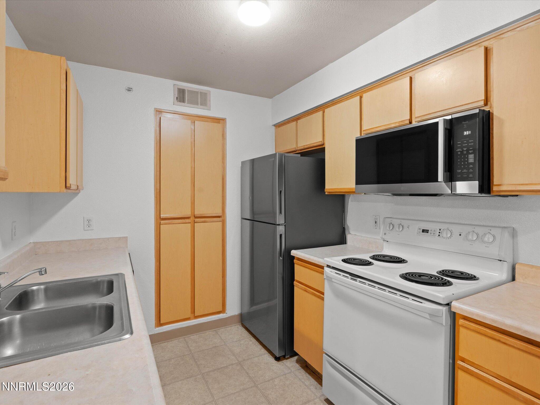 6850 Sharlands Avenue, Unit 2089 Reno, NV 89523 - Photo 9 of 50 Kitchen (2)