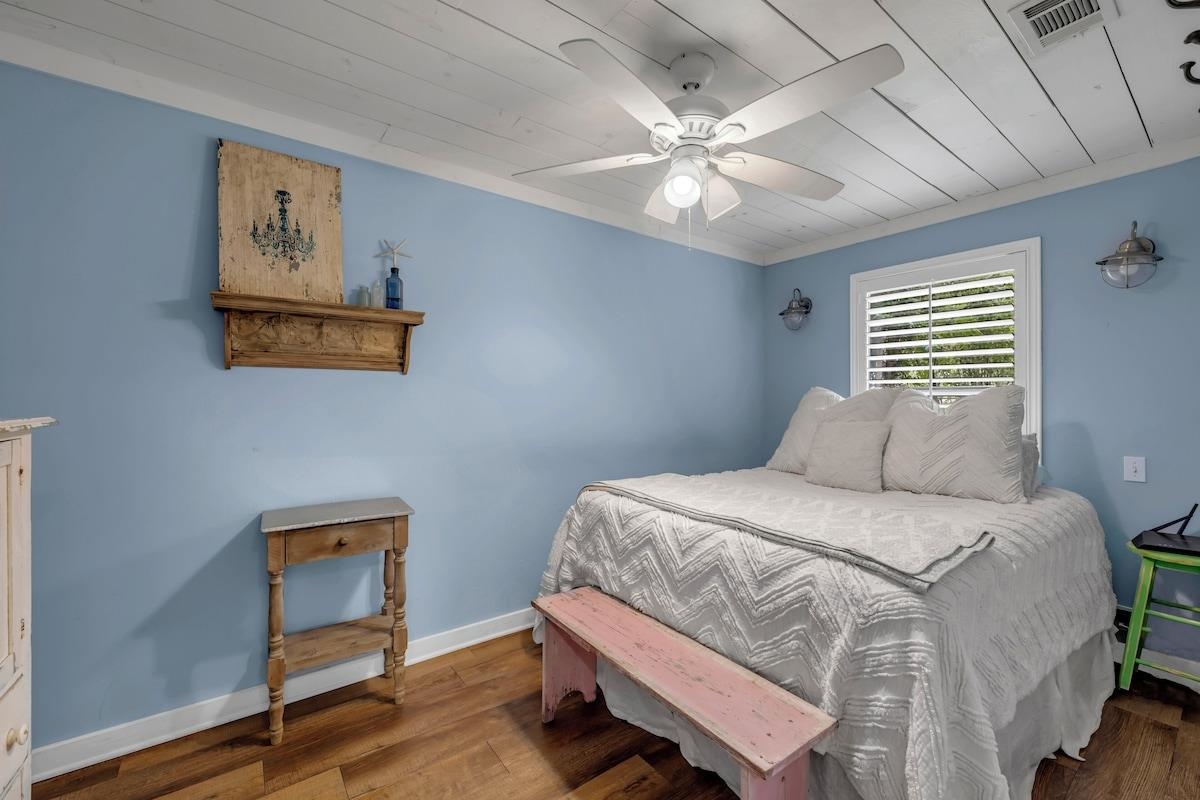 200 Highland Loop Kingsland, TX 78639 - Photo 11 of 23 a bedroom with a bed and a chandelier