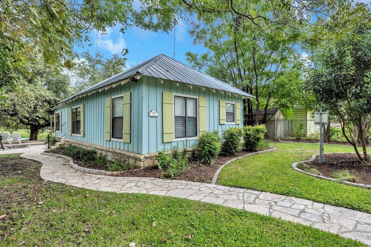 200 Highland Loop Kingsland, TX 78639 - Photo 23 of 23 a front view of a house with garden