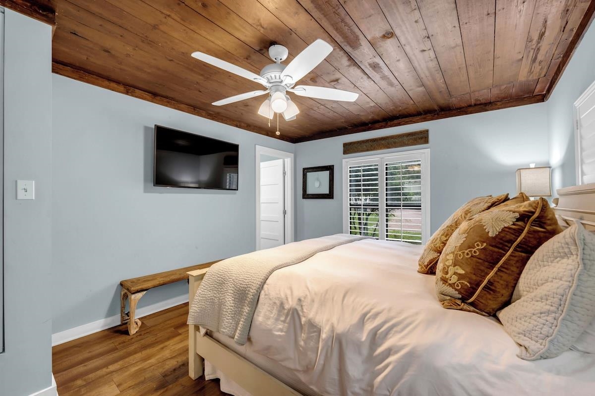 200 Highland Loop Kingsland, TX 78639 - Photo 10 of 23 a bedroom with a large bed a flat tv screen and a desk