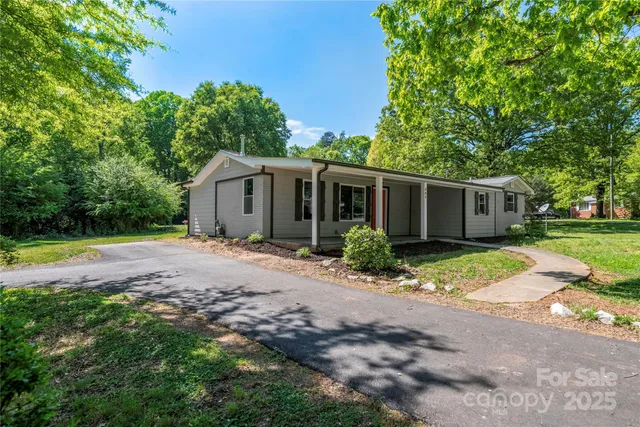 a view of a house with backyard and garden