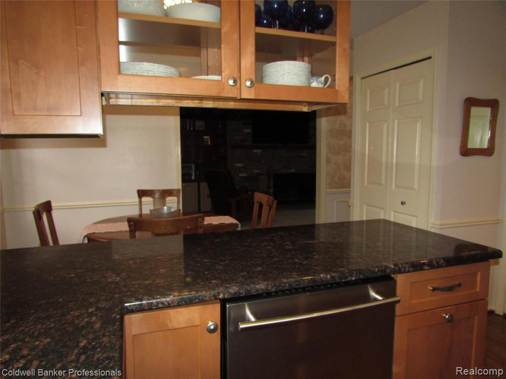 7725 Perry Lake Road Clarkston, MI 48348 - Photo 17 of 61