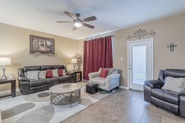 $2,400 | 114 Colonial Bluff, Universal City, TX 78148