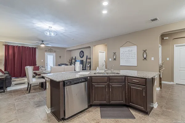 $2,400 | 114 Colonial Bluff, Universal City, TX 78148