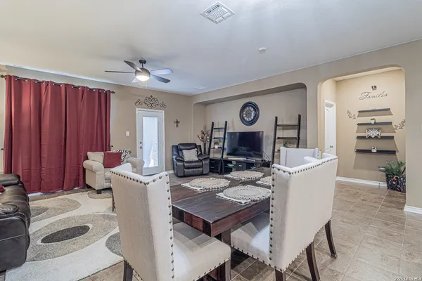 $2,400 | 114 Colonial Bluff, Universal City, TX 78148