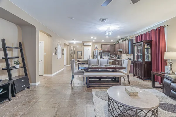 $2,400 | 114 Colonial Bluff, Universal City, TX 78148