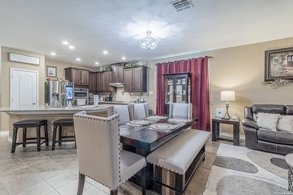 $2,400 | 114 Colonial Bluff, Universal City, TX 78148