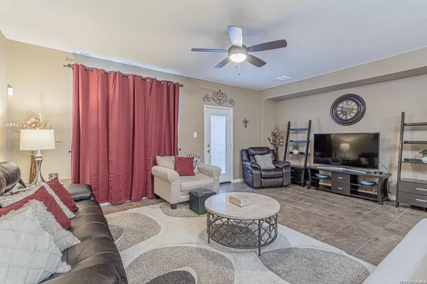 $2,400 | 114 Colonial Bluff, Universal City, TX 78148