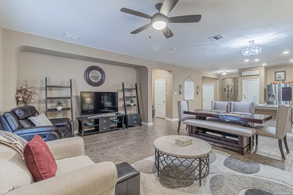 $2,400 | 114 Colonial Bluff, Universal City, TX 78148