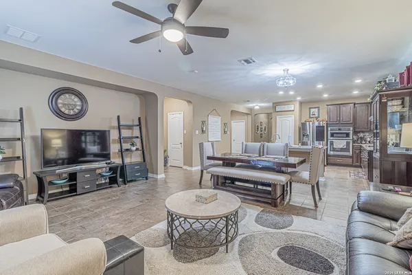 $2,400 | 114 Colonial Bluff, Universal City, TX 78148
