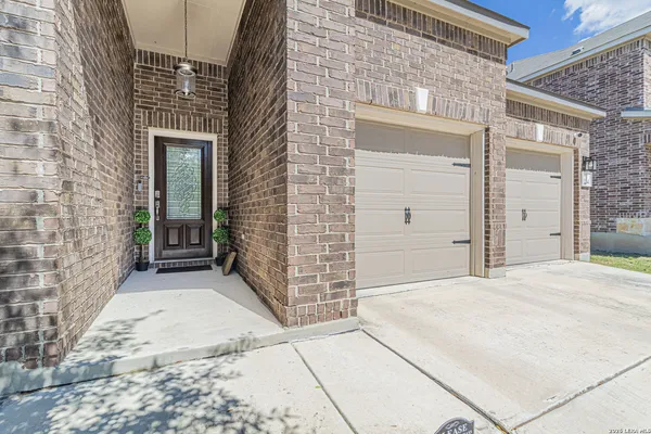 $2,400 | 114 Colonial Bluff, Universal City, TX 78148