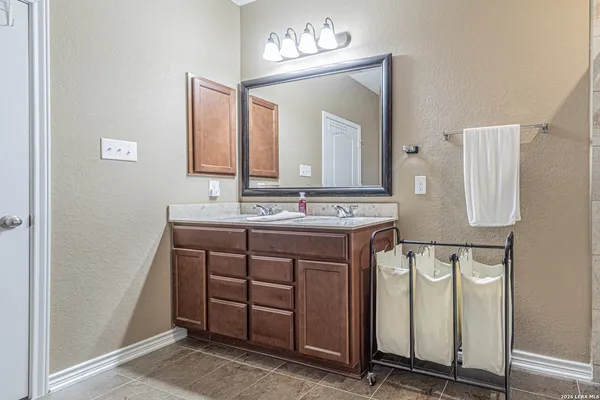 $2,400 | 114 Colonial Bluff, Universal City, TX 78148