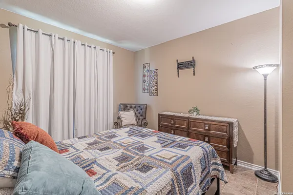 $2,400 | 114 Colonial Bluff, Universal City, TX 78148
