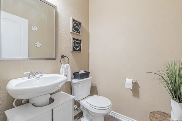 $2,400 | 114 Colonial Bluff, Universal City, TX 78148