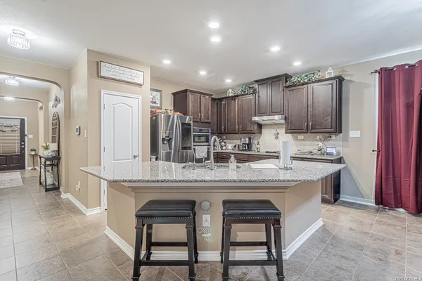 $2,400 | 114 Colonial Bluff, Universal City, TX 78148