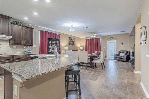 $2,400 | 114 Colonial Bluff, Universal City, TX 78148