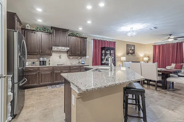 $2,400 | 114 Colonial Bluff, Universal City, TX 78148