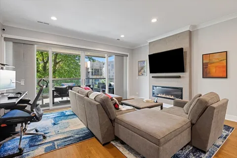 $700,000 | 1470 West Winona Street, Unit 203, Chicago, IL 60640