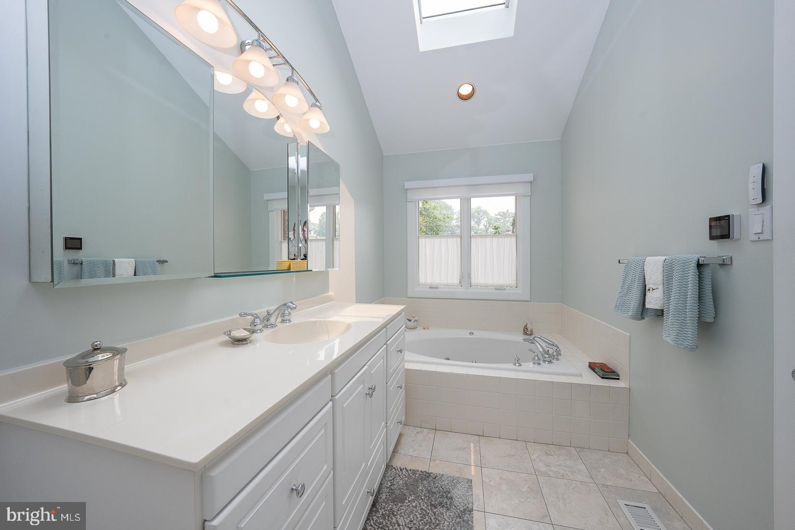 41 Greythorne Woods Circle Wayne, PA 19087 - Photo 19 of 31 Primary Bathroom with jetted tub
