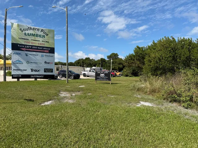 a view of a golf club with a back yard