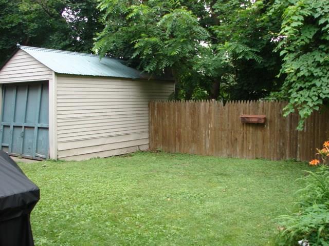 897 Malvern Road Pittsburgh, PA 15202 - Photo 8 of 25 You are sure to enjoy this level private rear yard that is nicely landscaped and maintained